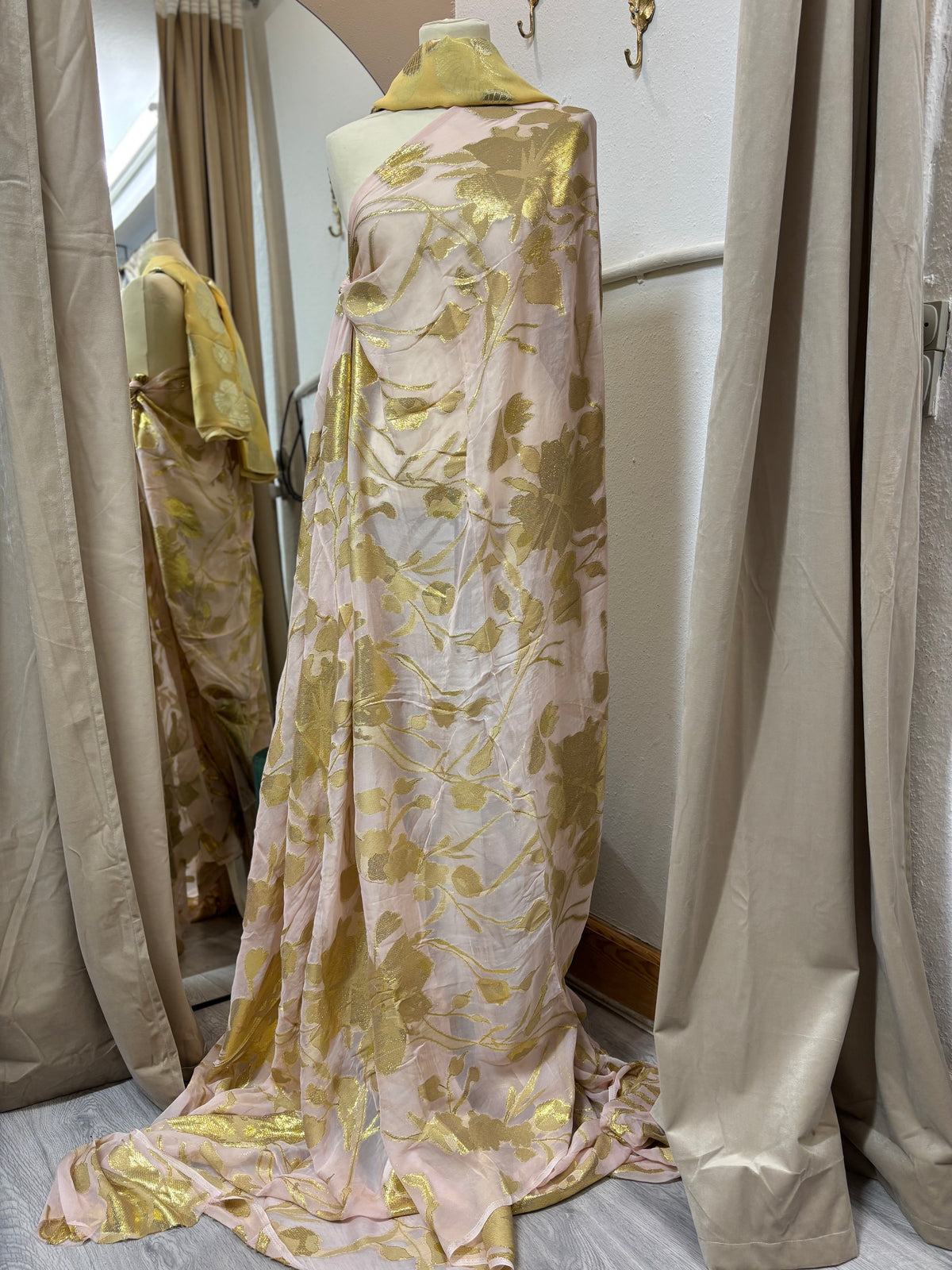 Soft pink & gold, Regal Dirac