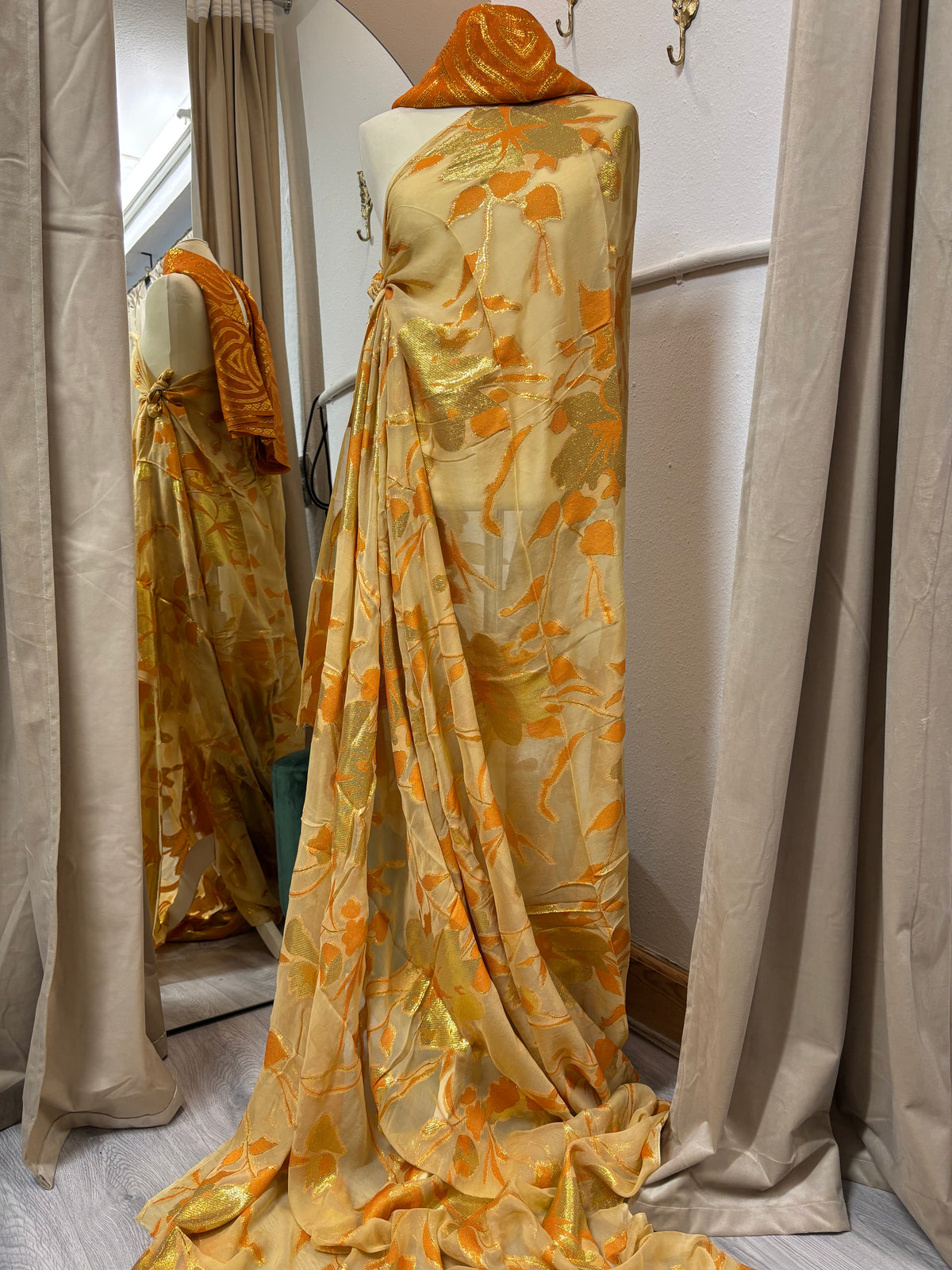 Gold & orange, Regal Dirac